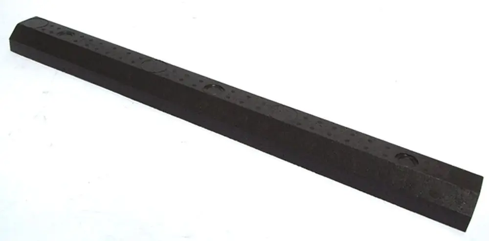 Schwarze, längliche Schutzplatte von Daikin mit durchgehender Rille und mehreren Bohrungen, geeignet zum Schutz von Komponenten in einem bestimmten Gerät.